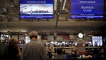 Pasažéři letu Singapur-New York čekají na otevření nástupu do letadla. | na serveru Lidovky.cz | aktuální zprávy