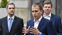 Lídr Pirátů Zdeněk Hřib (vlevo), lídr Prahy Sobě Jan Čižinský (uprostřed) a... | na serveru Lidovky.cz | aktuální zprávy