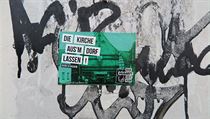 Na graffiti německé levicové mládeže stojí heslo „Pusťte kostel z vesnice!“,... Na graffiti německé levicové mládeže stojí heslo „Pusťte kostel z vesnice!“,...