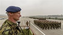 Jak se cvičí na obří přehlídku 28. října? Vojákům pomáhá dron, největší potíže mají s rukama Podle baretů lze také spolehlivě poznat, ke které části armády ten který oddíl... | na serveru Lidovky.cz | aktuální zprávy