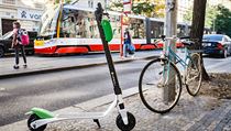 PETRÁČEK: V ráji sdílení. Elektrické koloběžky ukazují arogantní budoucnost Řada lidí nechává koloběžky zaparkované na nevhodném místě. | na serveru Lidovky.cz | aktuální zprávy