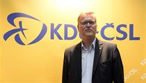 Předseda KDU-ČSL Pavel Bělobrádek sleduje výsledky druhého kola voleb do Senátu... | na serveru Lidovky.cz | aktuální zprávy