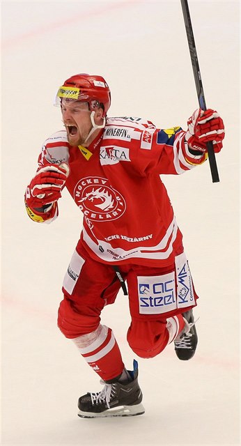 Tinecký hokejista Martin Adamský a jeho euforie po vstelené brance.
