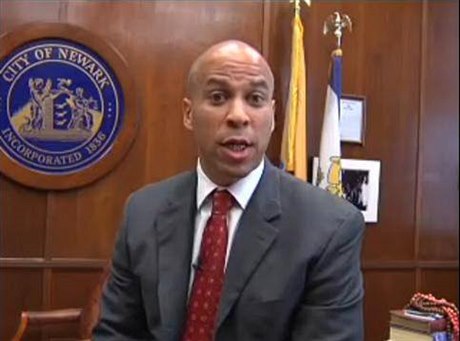 Populární Cory Booker ve videoodpovdi Conanu O'Brianovi na serveru YouTube