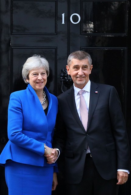 Britská premiérka Theresa Mayová a Andrej Babi na archivním snímku.
