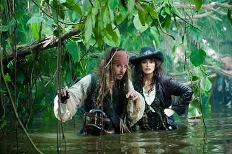 Piráti z Karibiku: na vlnách podivna (Johnny Depp a Penélope Cruzová).
