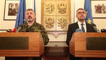 Ministr obrany Lubomír Metnar a náčelník generálního štábu Aleš Opata...