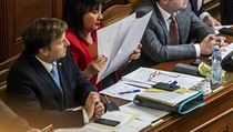 Poslanecká sněmovna schvaluje státní rozpočet. Poslanecká sněmovna schvaluje státní rozpočet.