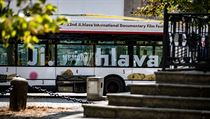 Trolejbus s polepy 22. ročníku festivalu dokumentárních filmů Ji.hlava. | na serveru Lidovky.cz | aktuální zprávy