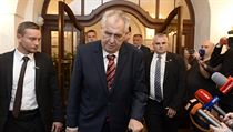 Prezident Miloš Zeman (uprostřed) přichází na schůzi Poslanecké sněmovny v... | na serveru Lidovky.cz | aktuální zprávy