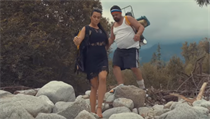 V klipu vystupuje kromě jiných Pavel Novotný, který jako turista v bílém tílku... | na serveru Lidovky.cz | aktuální zprávy