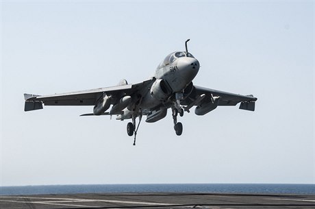 Francouzské stíhaky poprvé bombardovaly IS. Poniily výcvikový tábor