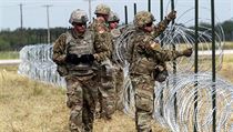Američtí vojáci instalují ostnatý drát u hranic z Mexikem | na serveru Lidovky.cz | aktuální zprávy
