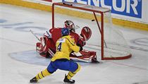 Švédský útočník Jakob Lilja překonává Jakuba Kováře v brance českého týmu. | na serveru Lidovky.cz | aktuální zprávy
