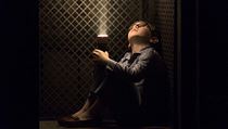 Světlo je slabá ochrana. Seriál The Haunting of Hill House (2018). Režie: Mike... | na serveru Lidovky.cz | aktuální zprávy