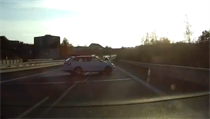 Agresivní řidič ohrožoval vybržďováním ostatní účastníky provozu na silnici...