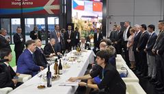 Prezident Miloš Zeman (v čele stolu) navštívil 5. listopadu 2018 českou... Prezident Miloš Zeman (v čele stolu) navštívil 5. listopadu 2018 českou...