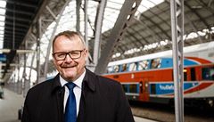 Ministr dopravy Dan ok na hlavním nádraí v Praze.