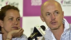 Zleva tenistka Barbora Strýcová a trenér eského týmu Petr Pála.