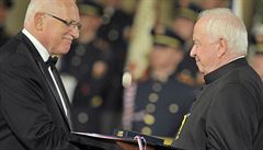 Medaili Za zásluhy udlil tehdejí prezident Václav Klaus svému bývalému...