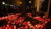 SCHNEIDER: Dostane 17. listopad snadno manipulovatelnou podobu? Národní třída v červeném oparu světel ze svíček u památníku 17. listopadu 1989. | na serveru Lidovky.cz | aktuální zprávy