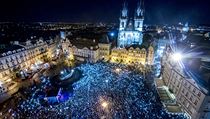 Zaplněné Staroměstské náměstí požadující demisi Andreje Babiše se rozsvítilo. Zaplněné Staroměstské náměstí požadující demisi Andreje Babiše se rozsvítilo.