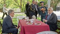 Ruský velvyslanec Alexander Zmejevskij s prezidentem Milošem Zemanem,... Ruský velvyslanec Alexander Zmejevskij s prezidentem Milošem Zemanem,...