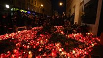 Národní třída v červeném oparu světel ze svíček u památníku 17. listopadu 1989. Národní třída v červeném oparu světel ze svíček u památníku 17. listopadu 1989.