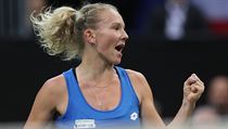 Tenistka Kateřina Siniaková se raduje ze zisku míče. | na serveru Lidovky.cz | aktuální zprávy