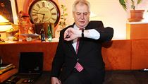 Prezident Miloš Zeman je pověstným častým sledováním hodinek. Na snímku před...