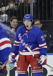 Chytil se v NHL trefil podruhé za sebou, Rangers ale prohráli Filip Chytil (vpravo). | na serveru Lidovky.cz | aktuální zprávy