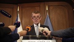 Andrej Babi na tiskové konferenci ke kauze apí hnízdo.