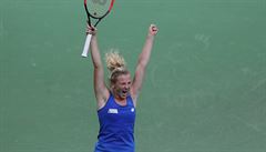 Tenistka Kateina Siniaková se raduje ze zisku trofeje.