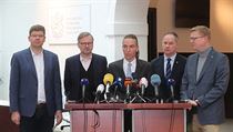 Tisková konference lídrů stran po koordinační schůzce ODS, Pirátů, KDU-ČSL, TOP... | na serveru Lidovky.cz | aktuální zprávy