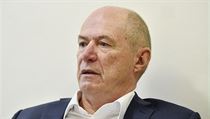 Rektor Ostravské univerzity Jan Lata zatím odloží jmenování děkana Lékařské...