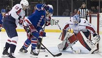 Útočník Washington Capitals Jakub Vrána (s číslem 13) při zápase proti New York... | na serveru Lidovky.cz | aktuální zprávy