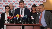 Chybí dvě miliardy na sociální služby, tvrdí opozice. Chce svolat mimořádnou schůzi Představitelé TOP 09 před hlasováním o nedůvěře vládě. | na serveru Lidovky.cz | aktuální zprávy