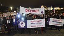 Průvod demonstrantů procházel 23. listopadu 2018 po Karlově mostě. Lidé se... Průvod demonstrantů procházel 23. listopadu 2018 po Karlově mostě. Lidé se...