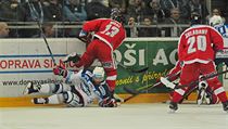 Střet u hrazení v zápase Kometa Brno - Olomouc. | na serveru Lidovky.cz | aktuální zprávy