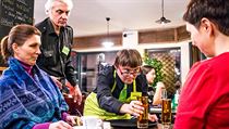 Obsluha v kavárně Café AdAstra, která zaměstnává hendikepované osoby. | na serveru Lidovky.cz | aktuální zprávy