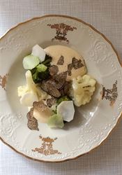 Bistro Milada: Neotřelé chuťové kombinace, ale nesmyslné ceny za víno a vodu Brokolice, květák, lanýž, vejce...broccoli, cauliflower, truffle, hen egg | na serveru Lidovky.cz | aktuální zprávy