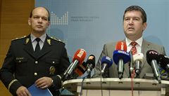 Ministr vnitra Jan Hamáek (vpravo) a první námstek policejního prezidenta...