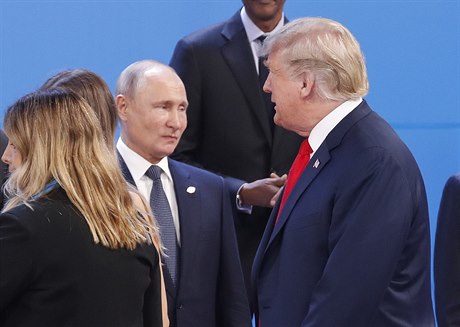 Donald Trump prochází kolem Vladimira Putina na summitu G20 pi srocení...