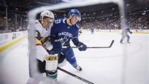 Tomáš Nosek z týmu Vegas Golden Knights (vlevo) v souboji s Benem Huttonem z... | na serveru Lidovky.cz | aktuální zprávy