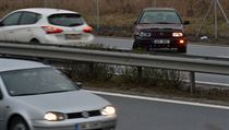 Havarovaný automobil na dálnici D6 mezi Karlovými Vary a Sokolovem. | na serveru Lidovky.cz | aktuální zprávy