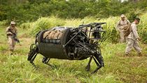 Čtyřnohý robot LS3 sloužící jako nosič nákladu je vhodný i do náročného terénu,... | na serveru Lidovky.cz | aktuální zprávy