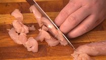 Kuřecí prsa nakrájejte na tenké nudličky. | na serveru Lidovky.cz | aktuální zprávy