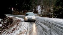 Silnice pokrytá rozbředlým sněhem (ilustrační foto) | na serveru Lidovky.cz | aktuální zprávy