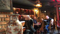 Primátor Mladé Boleslavi Raduan Nwelati a lobbista Ivo Rittig v restauraci... | na serveru Lidovky.cz | aktuální zprávy
