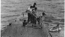 George H.W. Bush je zachraňován posádkou ponorky USS Finback. | na serveru Lidovky.cz | aktuální zprávy